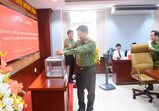 Thượng tá Nguyễn Thanh Tuấn, Giám đốc Công an tỉnh Thừa Thiên Huế phát động quyên góp, ủng hộ người dân vùng bão lụt.