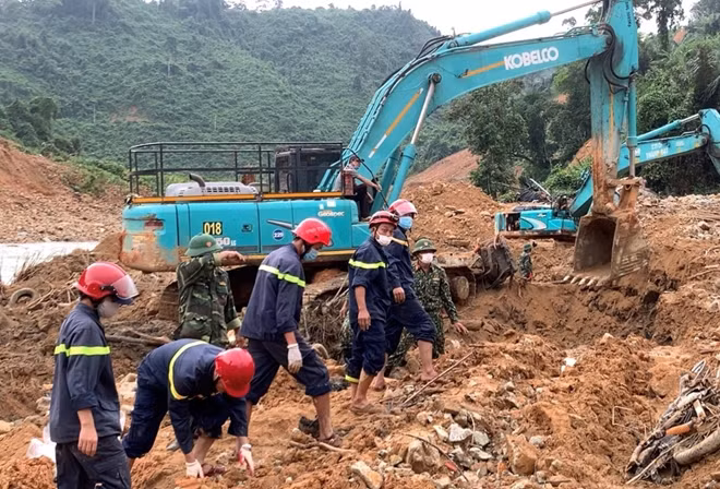 Còn 12 nạn nhân mất tích tại thủy điện Rào Trăng 3 đang được lực lượng CNCH khẩn trương tìm kiếm.