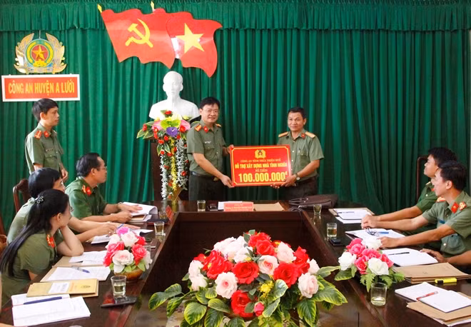 Thượng tá Nguyễn Thanh Tuấn, Giám đốc Công an tỉnh Thừa Thiên Huế trao 100 triệu đồng giúp gia đình Trung tá Hồ Văn Sơn xây nhà tình nghĩa.