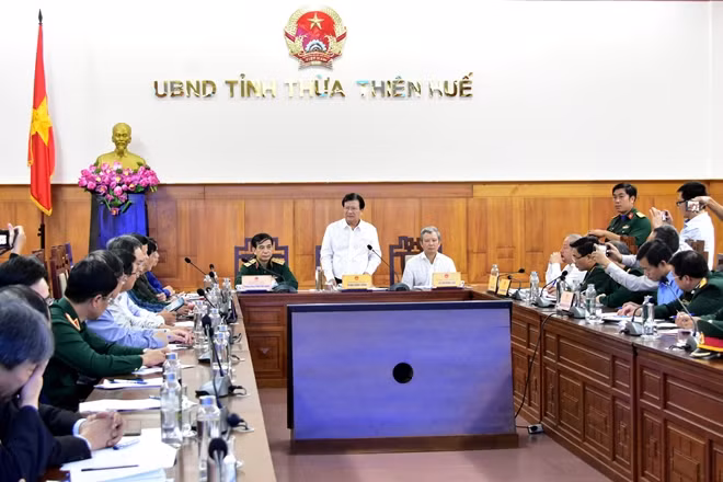 Phó Thủ tướng Trịnh Đình Dũng yêu cầu các lực lượng khẩn trương tìm kiếm nạn nhân còn mất tích ở Rào Trăng 3.