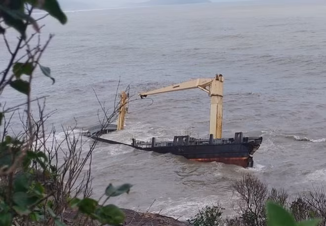 Hiện lực lượng BĐBP chưa phát hiện dầu loang tại vị trí tàu gãy đôi.