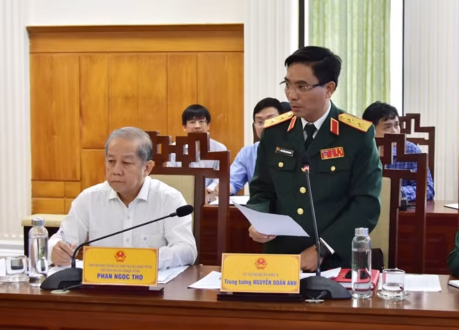 Trung tướng Nguyễn Doãn Anh, Tư lệnh Quân khu 4 thông báo tình hình tìm kiếm, cứu nạn các nạn nhân mất tích tại Rào Trăng 3.