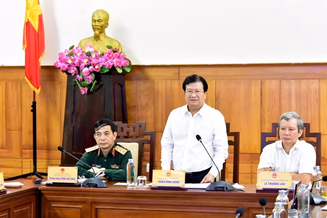 Phó Thủ tướng Trịnh Đình Dũng phát biểu tại buổi làm việc.
