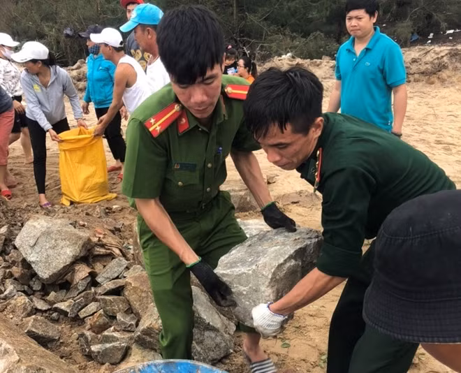 CBCS Công an xã Phú Thuận giúp người dân gia cố kè biển sạt lở.