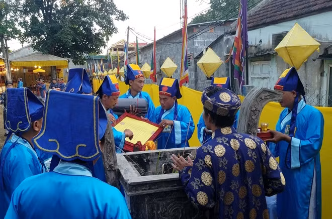 Sau lễ tế, vàng mã, chúc văn được đốt trong khuôn viên đàn Âm hồn.