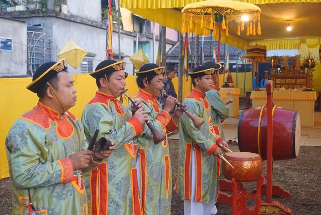 Đội Nhã nhạc cung đình thuộc Trung tâm BTDT Cố đô Huế tấu nhạc nghi thức được dùng trong lễ tế đàn Âm hồn của triều Nguyễn.