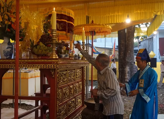 Người dân đến dâng hương sau lễ tế.