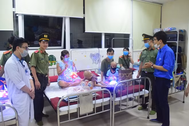 CBCS đoàn viên, thanh niên Công an tỉnh Thừa Thiên Huế đến thăm bệnh nhi điều trị tại khoa ung bướu Bệnh viện T.Ư Huế.
