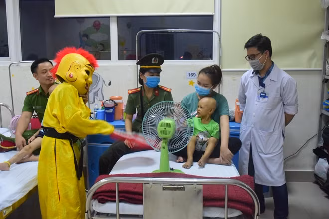 Các bệnh nhi thích thú khi được xem múa lân.