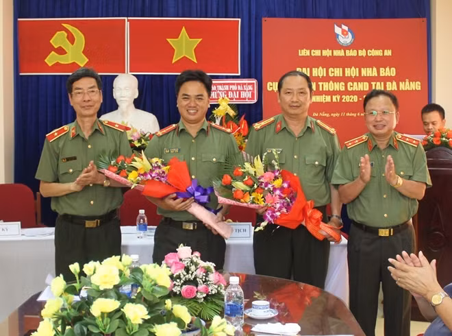 Trung tướng Mai Văn Hà và Thiếu tướng Phạm Văn Miên tặng hoa chúc mừng Ban Thư ký Chi hội Nhà báo Cục Truyền thông CAND tại Đà Nẵng nhiệm kỳ 2020-2022.