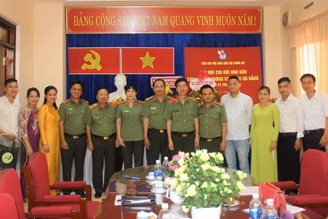 Các đại biểu chụp ảnh lưu niệm.