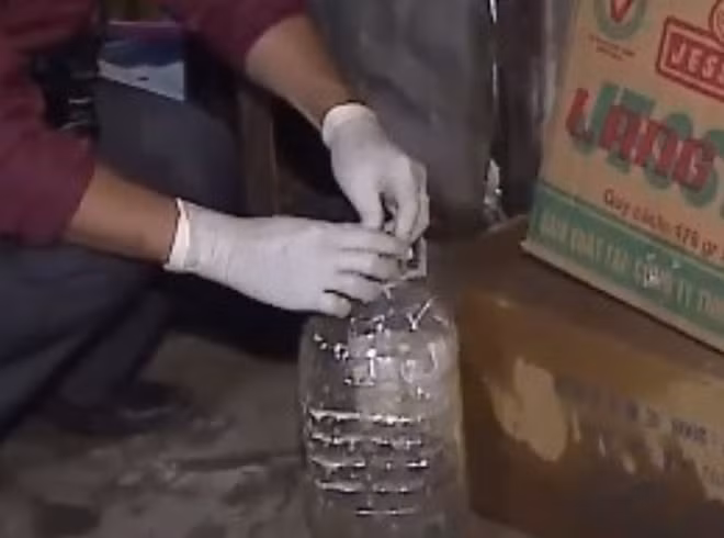 Qua điều tra, bước đầu cơ quan xác định nguyên nhân vụ cháy là do anh Tân dùng xăng để đốt nhà.
