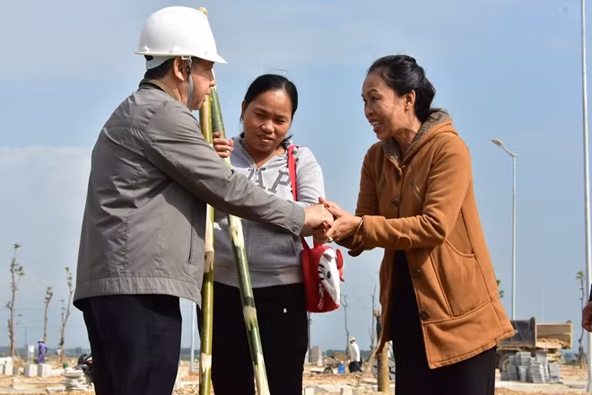 Người dân ở Thượng Thành vui mừng trong ngày làm lễ khởi công xây nhà mới.