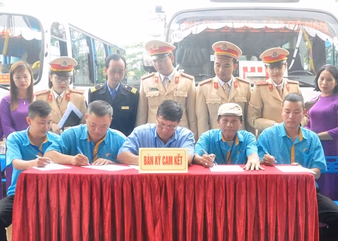 Tài xế xe buýt liên tỉnh Huế - Đà Nẵng ký cam kết chấp hành nghiêm quy định của pháp luật về kinh doanh vận tải hành khách bằng xe buýt và Luật Giao thông đường bộ.