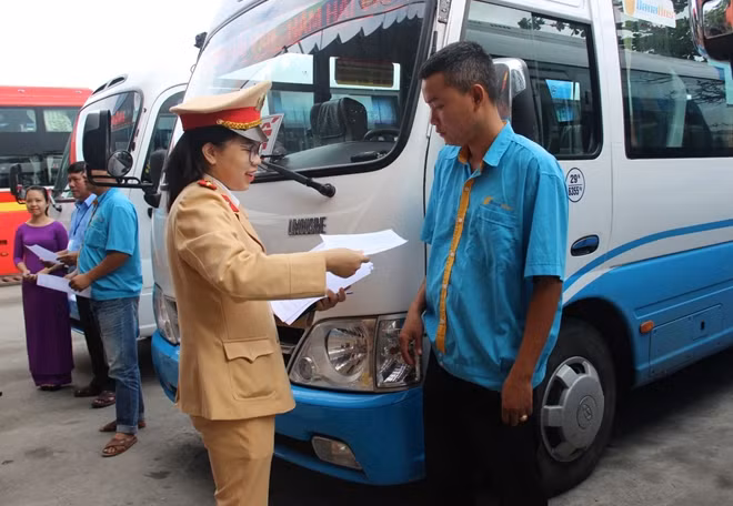CSGT nhắc nhở tài xế xe buýt thực hiện nghiêm Nghị định số 100/2019/NĐ-CP của Chính phủ.