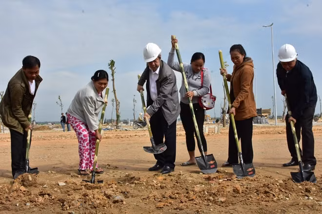 Lãnh đạo tỉnh Thừa Thiên Huế và các hộ dân ở Thượng Thành cùng khởi công xây nhà mới tại khu TĐC phía Bắc Hương Sơ, TP Huế.