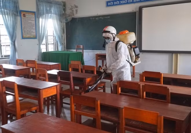 Các trường học trên địa bàn tỉnh Thừa Thiên Huế thực hiện phun thuốc, tiêu độc khử trùng phòng học để đảm bảo an toàn cho học sinh khi đi học trở lại.