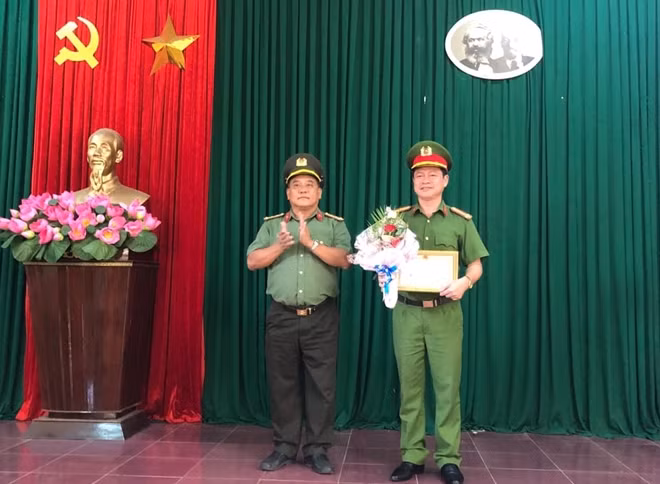 Tặng giấy khen cho Thượng tá Đinh Xuân Đại, Trưởng Công an thị xã Hương Thủy.