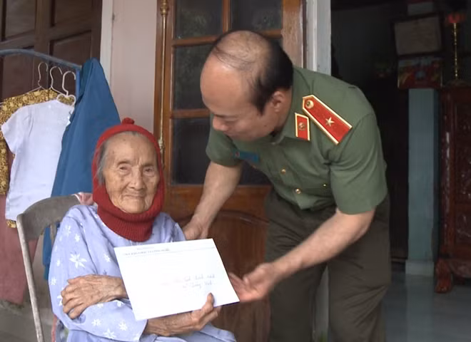 Thiếu tướng Lê Minh Quý thăm hỏi, trao quà cho bà mẹ Việt Nam anh hùng Đoàn Thị Vấn và bà Lê Thị Thiện ở xã Quảng Vinh.