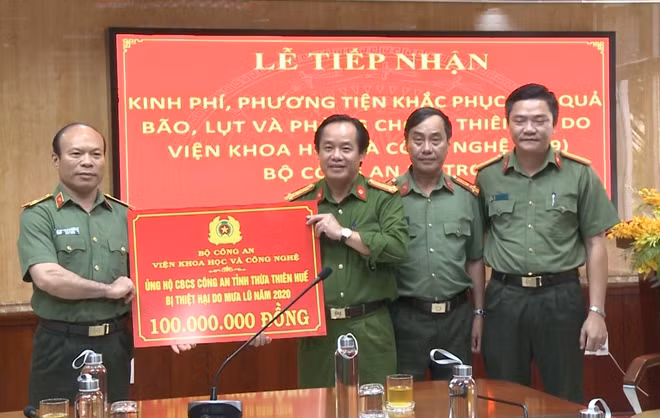 Thiếu tướng Lê Minh Quý, Viện trưởng Viện Khoa học và Công nghệ Bộ Công an trao biển tượng trưng 100 triệu đồng ủng hộ CBCS Công an tỉnh Thừa Thiên Huế bị thiệt hại do mưa lũ.