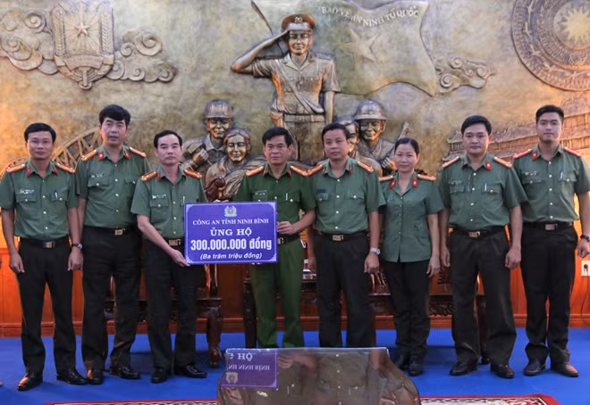 Công an tỉnh Ninh Bình trao biển tượng trưng ủng hộ CBCS Công an Thừa Thiên Huế.