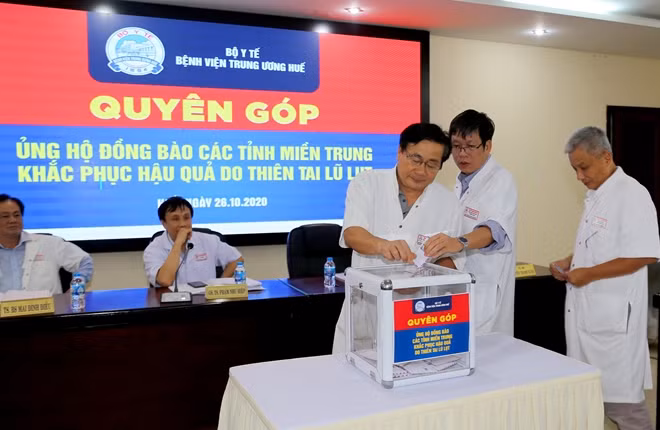 Các bác sĩ Bệnh viện T.Ư Huế quyên góp ủng hộ đồng bào miền Trung khắc phục hậu quả bão lụt.