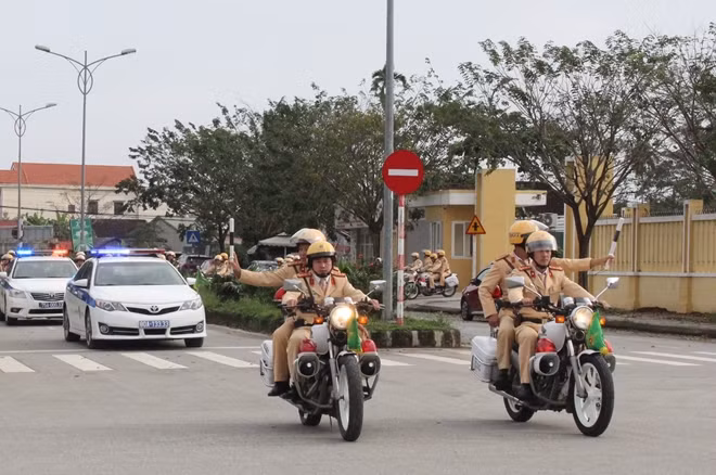 Lực lượng phòng CSGT Công an tỉnh Thừa Thiên Huế ra quân đảm bảo trật tự ATGT Đại hội Đảng toàn quốc lần thứ XIII và Tết nguyên đán Tân Sửu năm 2021.