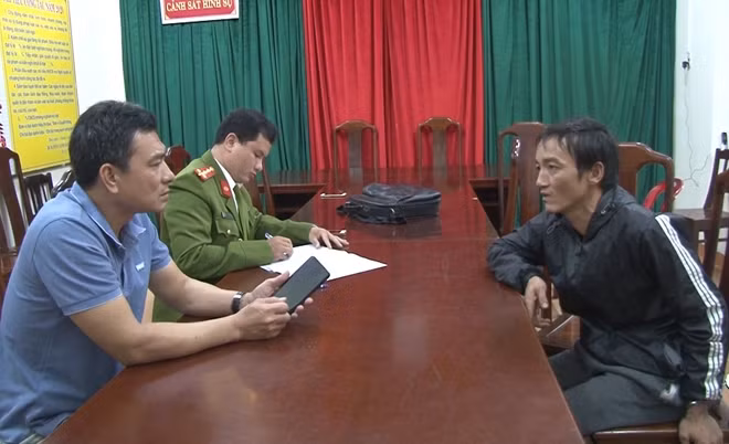 Đối tượng Hưng (áo đen) tại cơ quan Công an.