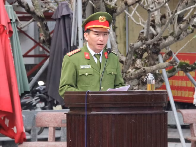 Thượng tá Nguyễn Viết Hoàng, Trưởng Công an TP Huế phát động đợt cao điểm ra quân tấn công, trấn áp tội phạm.