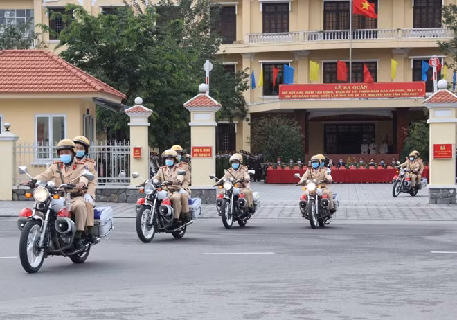 Lực lượng Công an TP Huế ra quân đợt cao điểm.