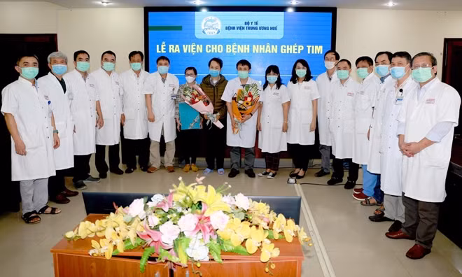 Các bác sĩ và lãnh đạo Bệnh viện T.Ư Huế chúc mừng bệnh nhân Trần Quang H. ra viện.