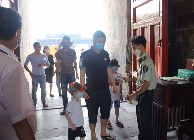 Nhiều em nhỏ tuân thủ nghiêm quy định mang khẩu trang khi vào các điểm di tích.