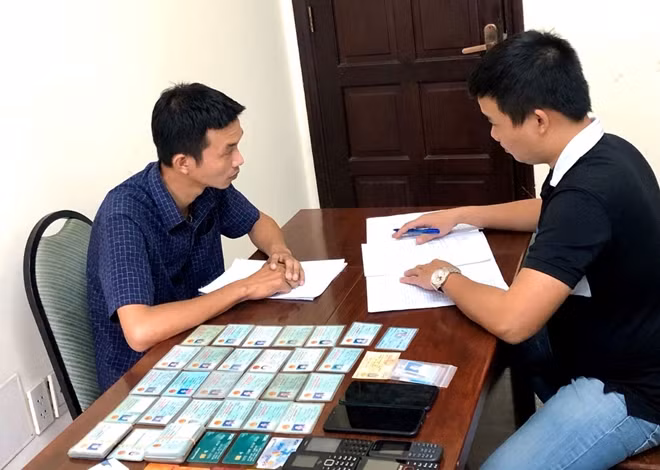 Điều tra viên lấy lời khai đối tượng Đào Đăng Vũ.