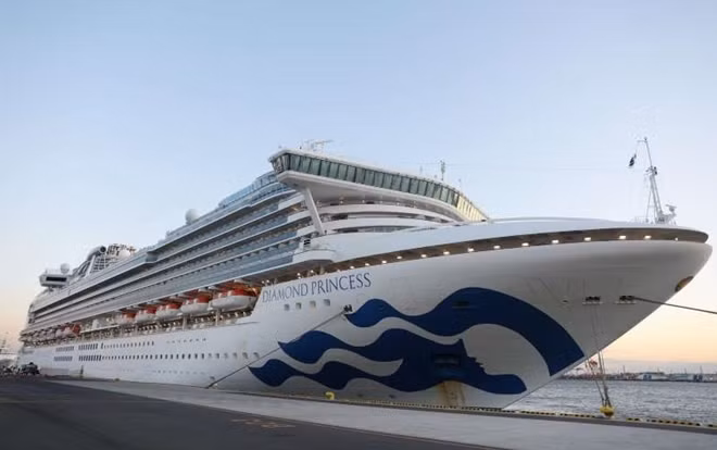 61 người nhiễm virus Corona đi trên du thuyền Diamond Princess không xuống cảng biển Chân Mây.