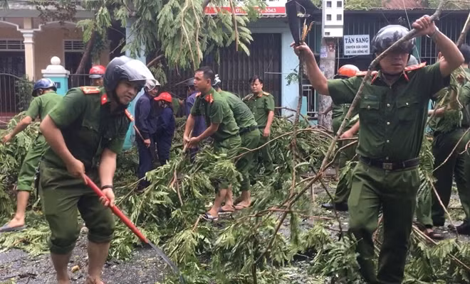 CBCS Công an các phường và Công an TP Huế dọn dẹp cây xanh gãy đổ trên các tuyến phố.