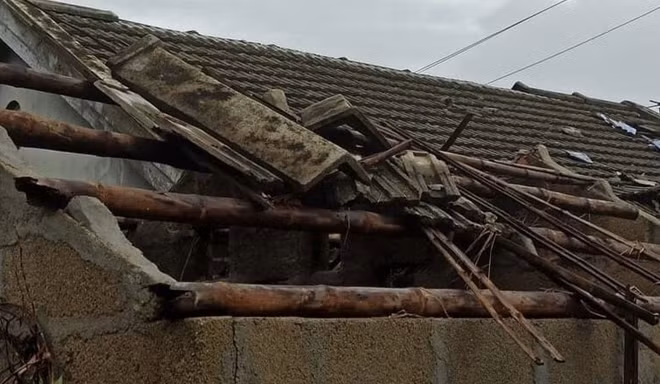 Bão số 5 khiến hàng nghìn nhà dân ở tỉnh Thừa Thiên Huế tốc mái.