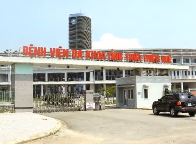 2 du khách ngồi cùng khoang với chị N. trên chuyến bay VN0054 được cách ly tại cơ sở 2 Bệnh viện Trung ương Huế.