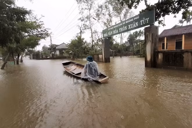 Nhiều vùng thấp trũng ở huyện Quảng Điền, tỉnh Thừa Thiên Huế ngập lụt nặng do hồ chứa, hồ thủy điện điều tiết xả lũ.