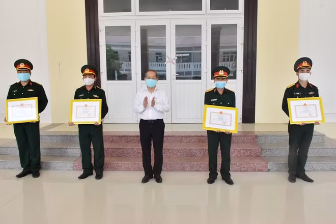 Các cá nhân thuộc Bộ CHQS tỉnh được trao bằng khen về thành tích xuất sắc trong công tác trong phòng, chống dịch COVID-19.