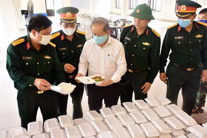 Chủ tịch UBND tỉnh Thừa Thiên Huế Phan Ngọc Thọ kiểm tra công tác chế biến thức ăn, từng khẩu phần ăn giành cho người cách ly tại trường Quân sự tỉnh.