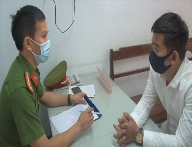 Công an phường Phú Hòa lập biên bản xử lý Hồ V.T. về hành vi không mang khẩu trang phòng dịch ở nơi công cộng.