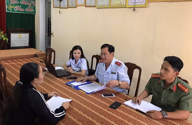 Thanh tra Sở TT&TT tỉnh Thừa Thiên Huế làm việc với bà T.N.H.T. sau khi bà T. đăng tải nội dung liên quan đến dịch COVID-19 lên mạng xã hội Facebook.