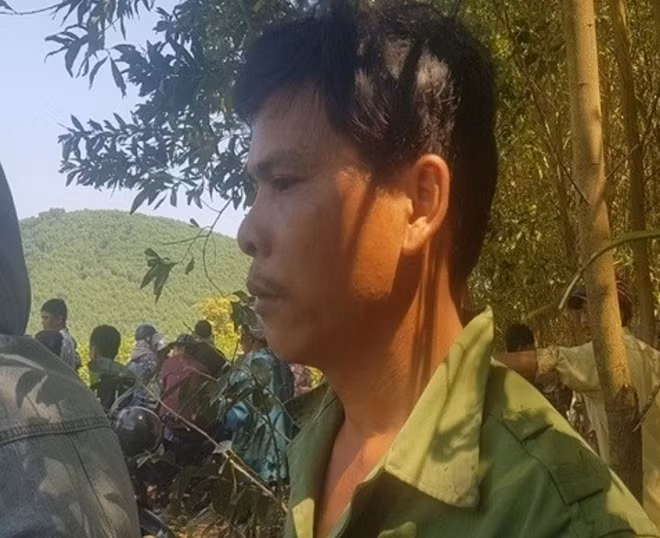 Anh Trần Đình Dũng bàng hoàng kể lại sự việc chiếc ghe chở 12 người qua sông La Ma bị chìm khiến em trai anh Dũng đuối nước thương tâm.