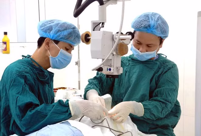 Các bác sĩ Bệnh viện Mắt Huế phẫu thuật lấy kim khâu trong mí mắt bà H..