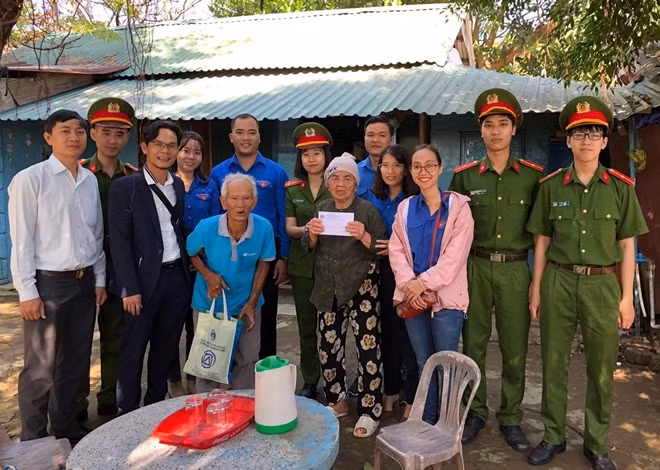 Chương trình “Xuân tình nguyện năm 2020” trao quà Tết cho người nghèo thuộc diện di dời khỏi khu vực 1 Kinh thành Huế.