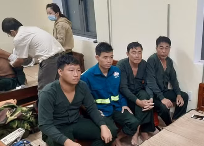 Các thuyền viên đi trên tàu hàng Công Thành 27 được ứng cứu đưa vào bờ an toàn.