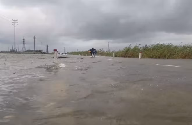 Mưa lớn khiến một số đoạn tỉnh lộ ở địa bàn Thừa Thiên Huế ngập cục bộ trong sáng 7/10, gây ảnh hưởng giao thông.