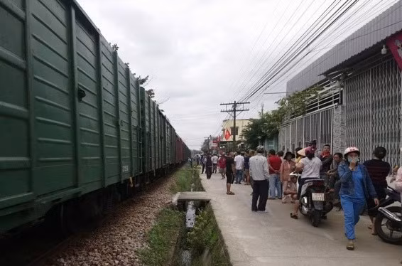 Rất đông người dân hiếu kỳ chứng kiến vụ tai nạn đường sắt xảy ra tại phường An Cựu, TP Huế.