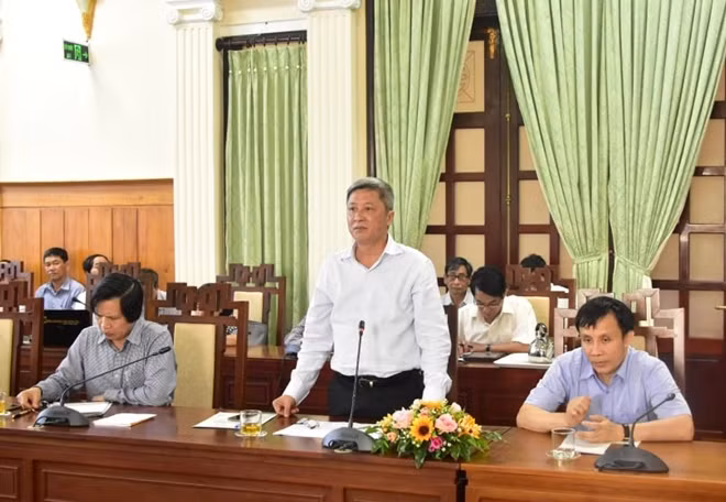 Thứ trưởng Bộ Y tế Nguyễn Trường Sơn phát biểu tại buổi làm việc với tỉnh Thừa Thiên Huế về công tác phòng chống dịch COVID-19.
