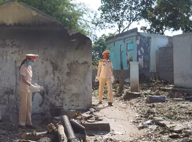 Nữ CSGT Công an TP Huế cùng tham gia, dọn dẹp tại nhà các hộ dân vừa di dời đến khu tái định cư Hương Sơ.